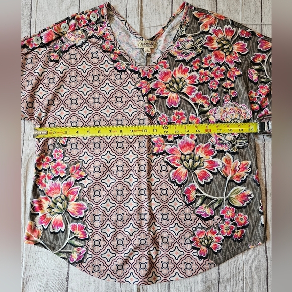 One World Live And Let Live Size Medium V-neck Mixed Media T-Shirt Floral Tiles - Picture 8 of 8